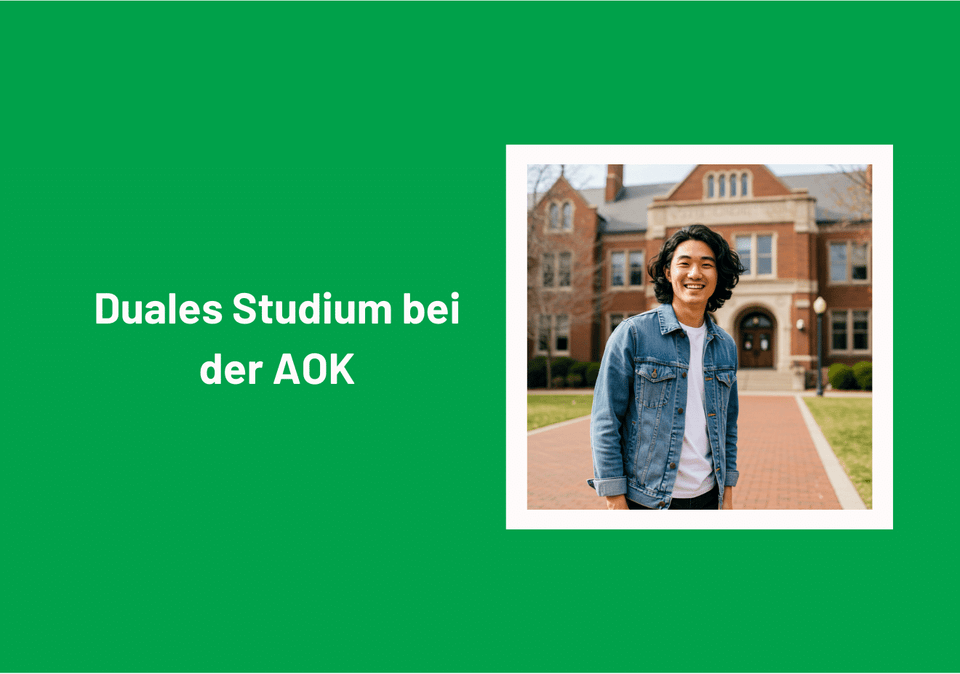 Ein lächelnder Student vor einem Universitätsgebäude zum Thema duales Studium bei der AOK