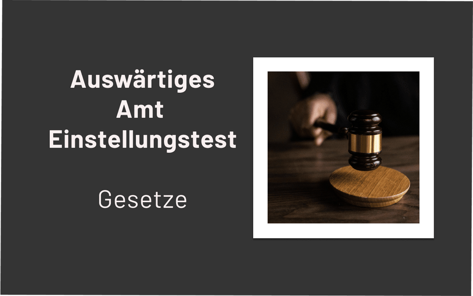 Schriftzug zum Einstellungstest des Auswärtigen Amts mit dem Thema Gesetze und einem Richterhammer