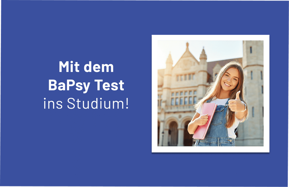 Lächelnde Studentin vor Universitätsgebäude mit dem Schriftzug Mit dem BaPsy Test ins Studium
