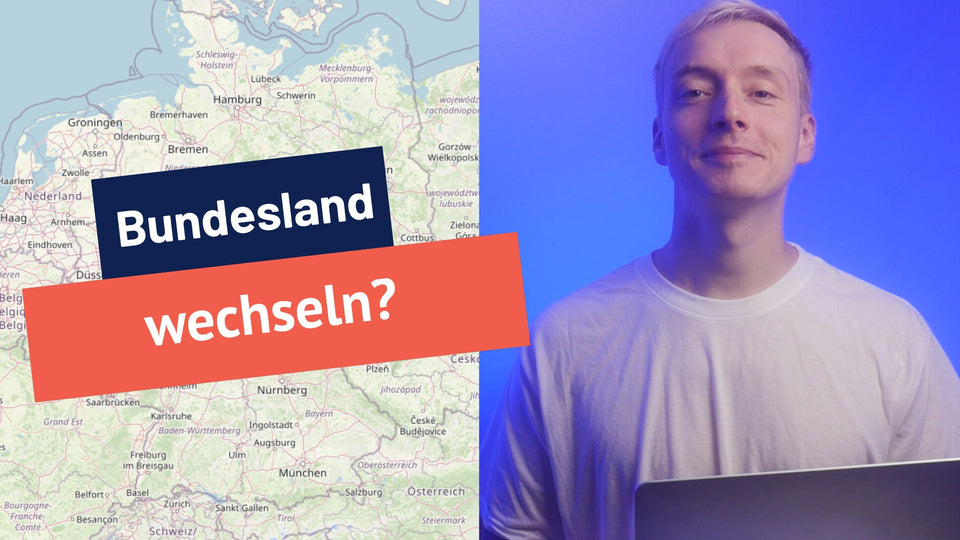 Mann vor blauem Hintergrund neben einer Deutschlandkarte mit dem Schriftzug Bundesland wechseln