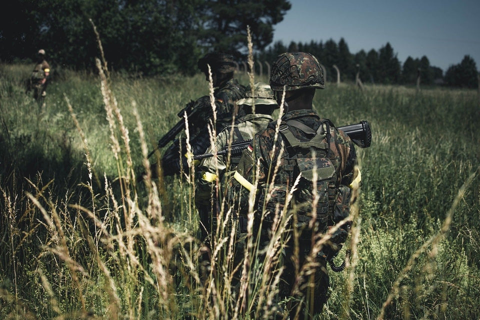 Soldaten der Bundeswehr in Flecktarn-Uniform bei einer Übung im Gelände