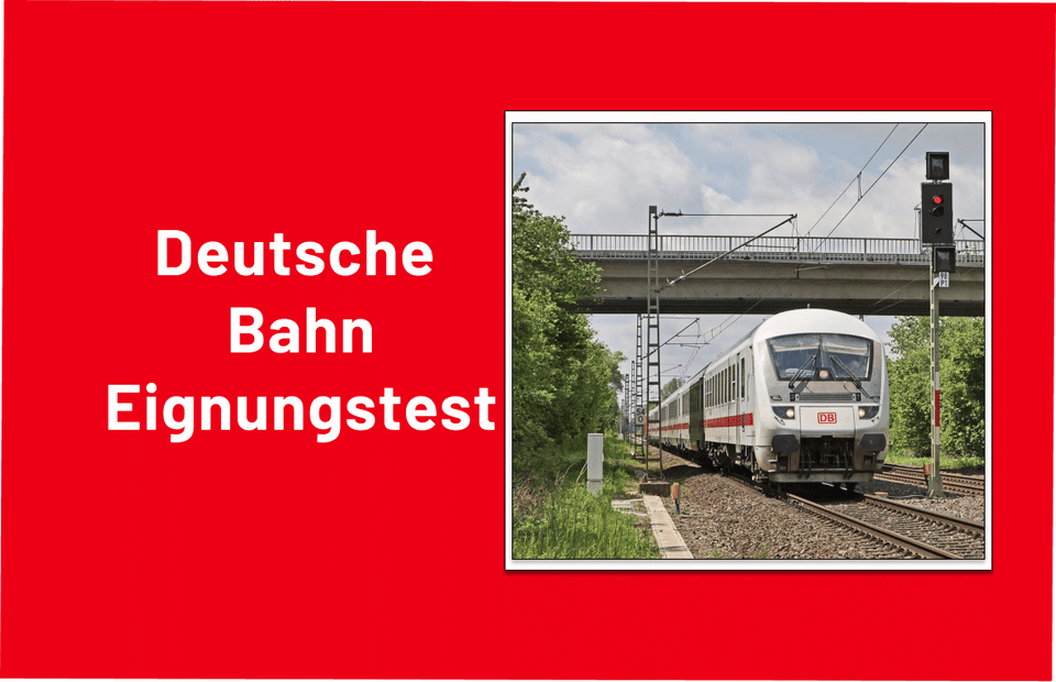 Ein Zug der Deutschen Bahn auf Schienen neben dem Schriftzug Deutsche Bahn Eignungstest