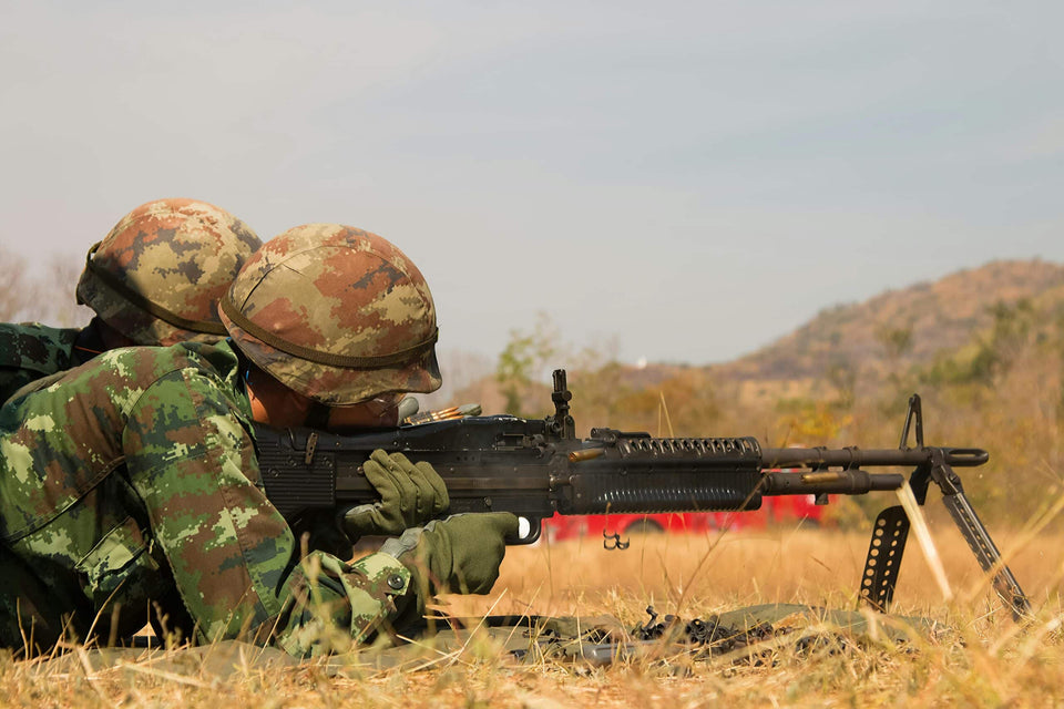 Zwei Soldaten in Tarnkleidung bei einer Schießübung mit einem Maschinengewehr