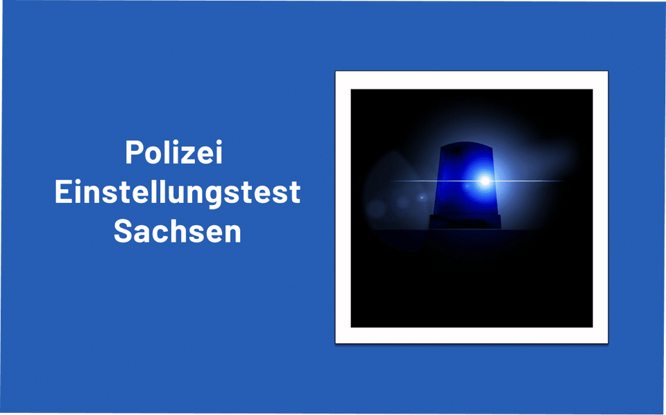 Schriftzug Polizei Einstellungstest Sachsen neben einem leuchtenden Blaulicht auf blauem Grund