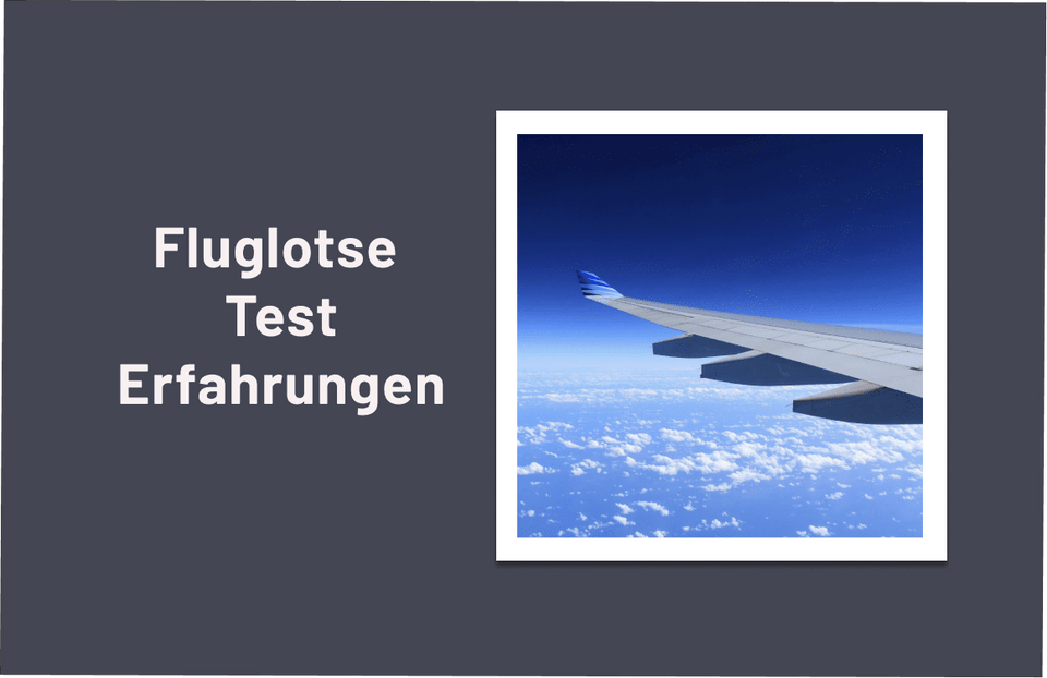 Schriftzug Fluglotse Test Erfahrungen neben dem Foto einer Flugzeugtragfläche über den Wolken