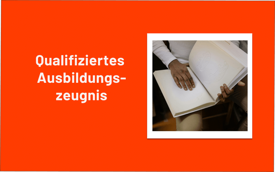 Text Qualifiziertes Ausbildungszeugnis und Foto einer Person, die ein Buch liest