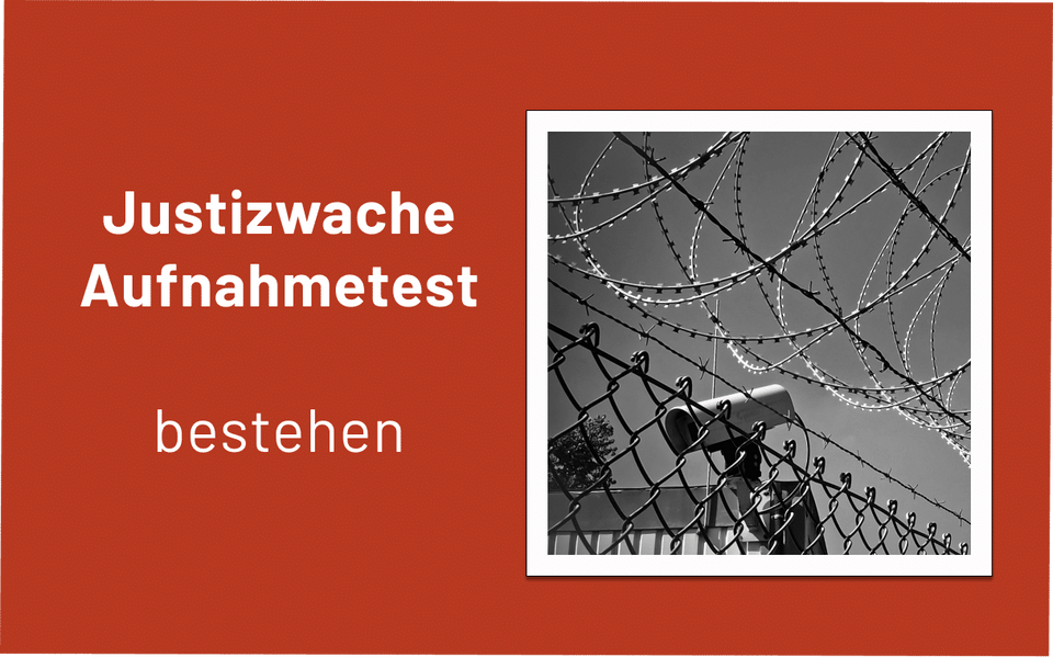 Schriftzug zum Justizwache-Aufnahmetest neben einem Foto von Stacheldraht und Überwachungskamera