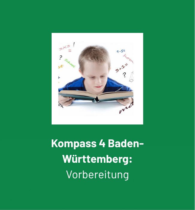 Junge in der vierten Klasse liest in einem aufgeschlagenen Buch, um ihn herum gezeichnete Rechenaufgaben