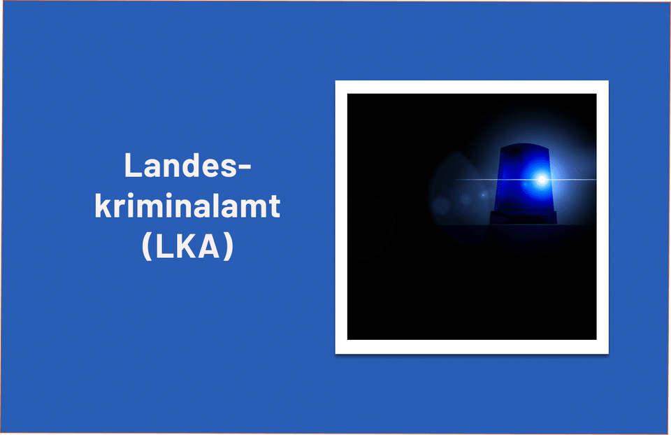 Schriftzug Landeskriminalamt (LKA) neben einem leuchtenden Blaulicht auf blauem Grund