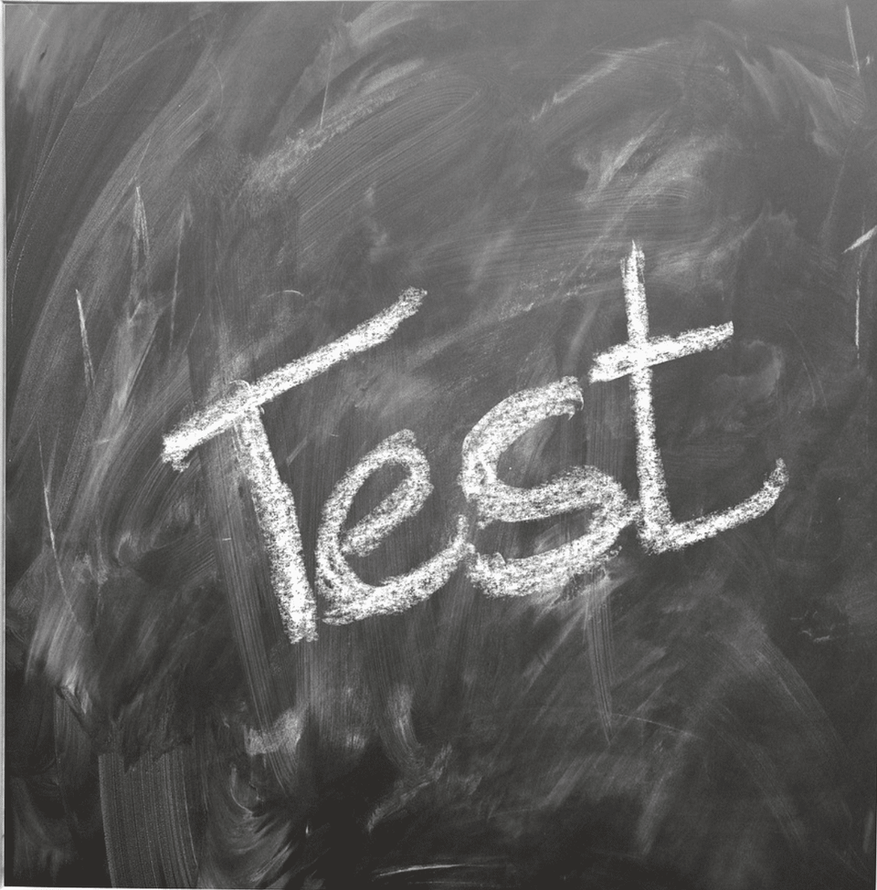 Das mit Kreide geschriebene Wort Test auf einer Schultafel zur Veranschaulichung einer Prüfung