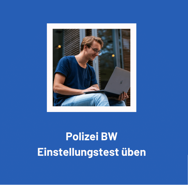 Junger Mann lernt am Laptop für den Polizei BW Einstellungstest