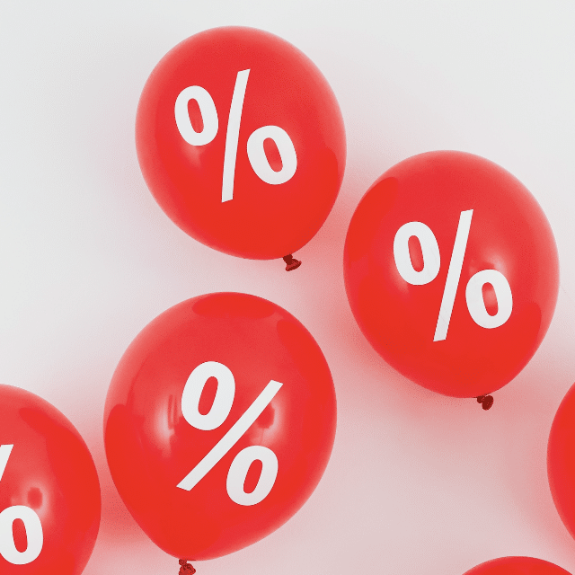 Rote Luftballons mit weißen Prozentzeichen zur Veranschaulichung der Prozentrechnung