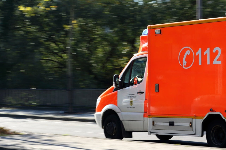 Ein Rettungswagen im Einsatz auf einer Straße zur Veranschaulichung des Rettungsdienstes