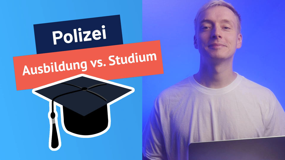 Junger Mann mit Laptop neben dem Schriftzug Polizei Ausbildung vs. Studium