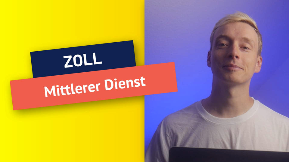 Junger Mann vor blauem Hintergrund neben dem Schriftzug Zoll Mittlerer Dienst