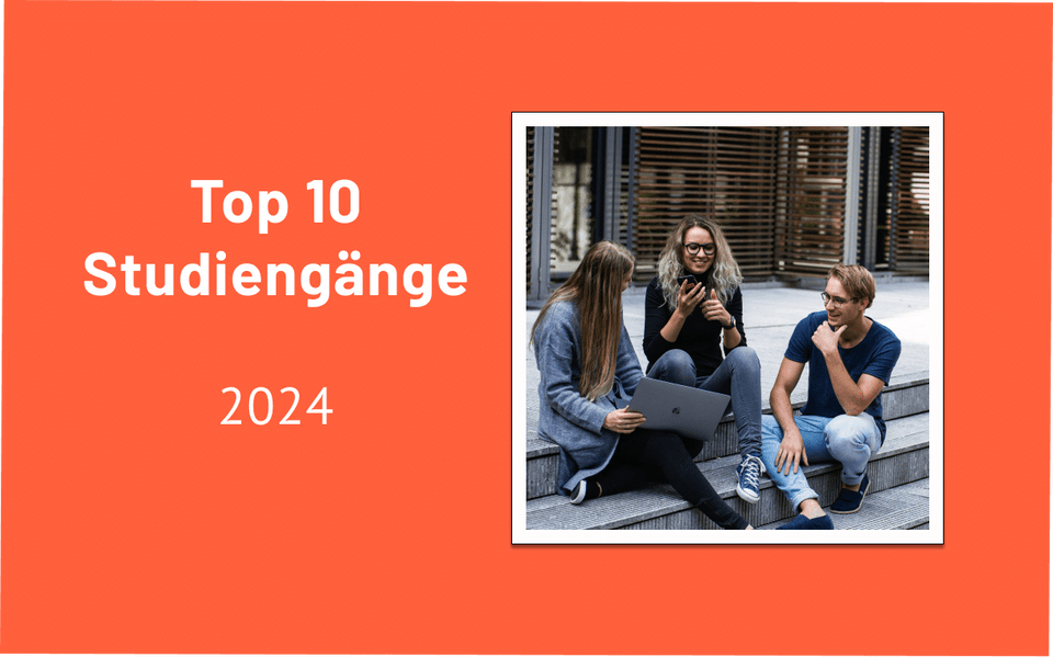 Drei Studierende auf Treppenstufen mit Laptop und Smartphone neben dem Schriftzug Top 10 Studiengänge 2024