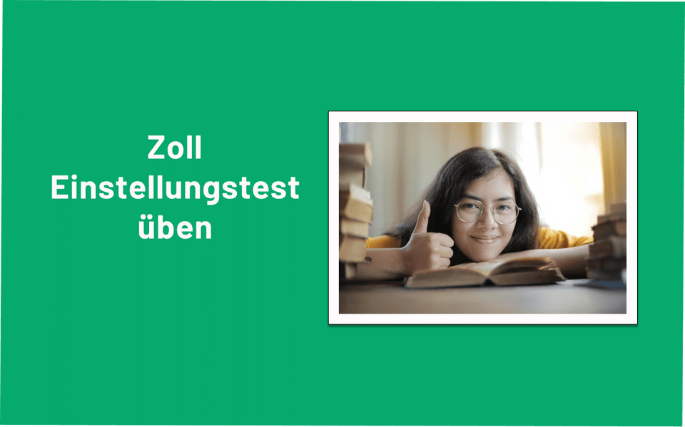 Eine lächelnde Frau beim Lernen mit Büchern neben dem Schriftzug Zoll Einstellungstest üben