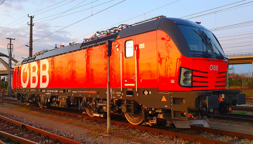 Rote Lokomotive der Österreichischen Bundesbahnen auf den Schienen