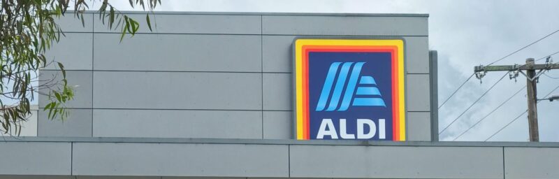 ALDI SÜD Logo an einer grauen Gebäudefassade für die Bewerbung beim Discounter