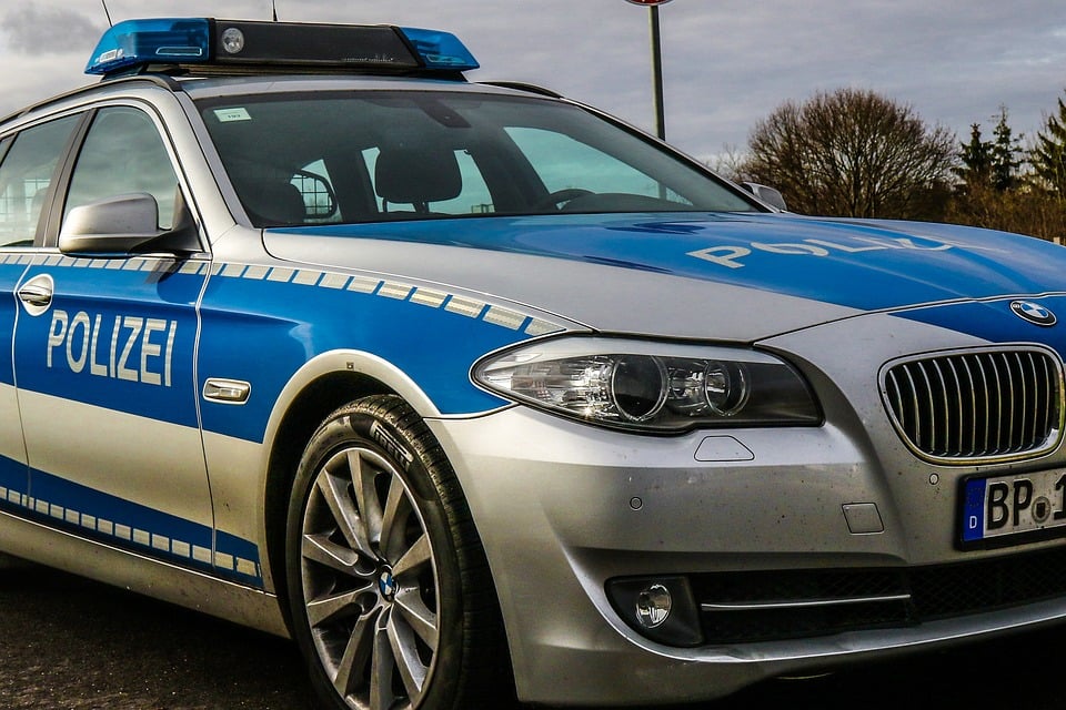 Blau-silbernes Einsatzfahrzeug der Bundespolizei mit Blaulicht