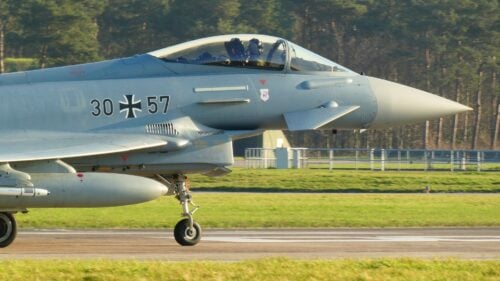 Ein Eurofighter Typhoon der Bundeswehr auf der Startbahn als Symbol für die Karriere bei der Luftwaffe