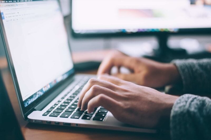 Hände beim Tippen auf einer Laptop-Tastatur zur Veranschaulichung des Computertests