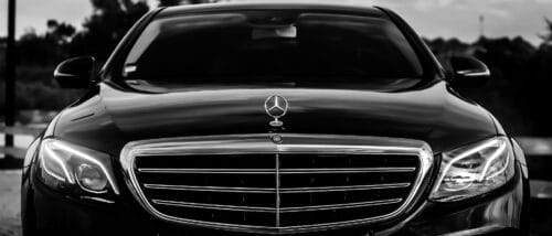 Frontansicht eines schwarzen Mercedes-Benz als Symbol für eine Karriere bei Daimler