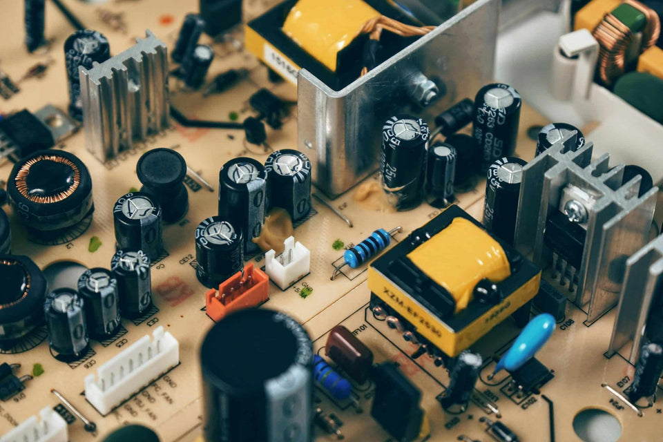 Nahaufnahme einer Leiterplatte mit elektronischen Bauteilen für den Einstellungstest Elektroniker