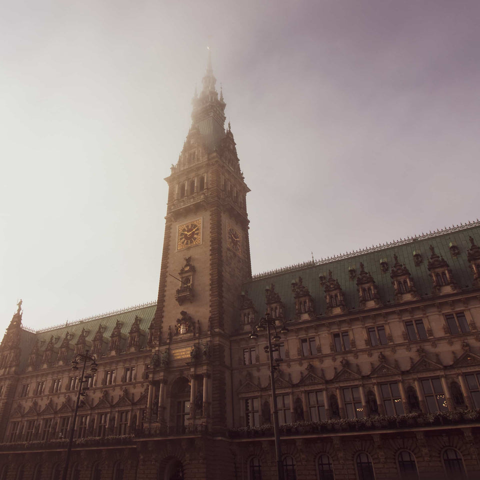 Das Hamburger Rathaus im Nebel als Symbolbild für den öffentlichen Dienst
