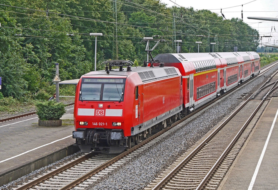 Ein roter Regional-Express der Deutschen Bahn fährt an einem Bahnsteig vorbei