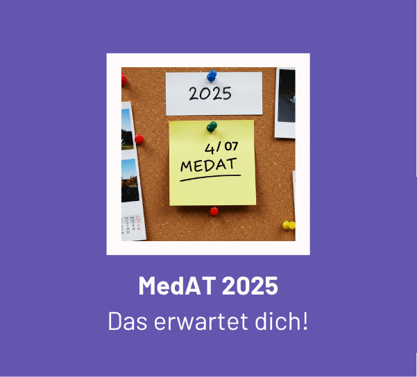 Notizzettel an einer Pinnwand mit dem Testtermin für den MedAT 2025