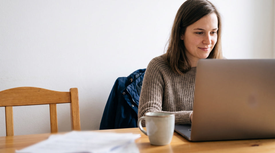 Junge Frau füllt am Laptop die Online-Bewerbung für die Polizei Österreich aus