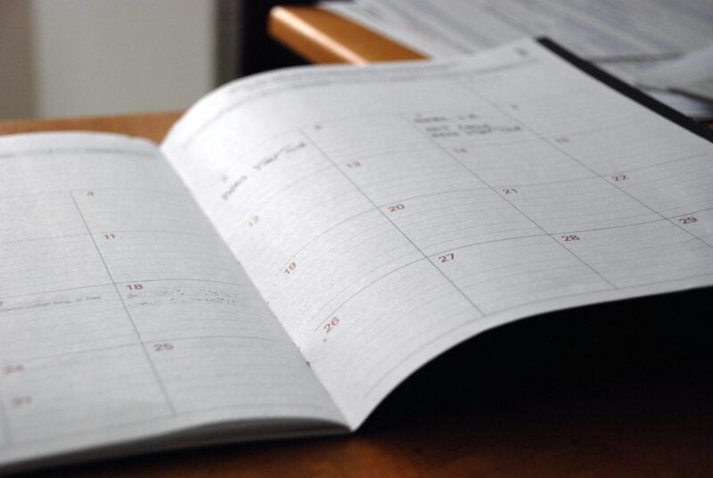 Aufgeschlagener Taschenkalender mit Monatsübersicht für die Planung von Bewerbungsfristen
