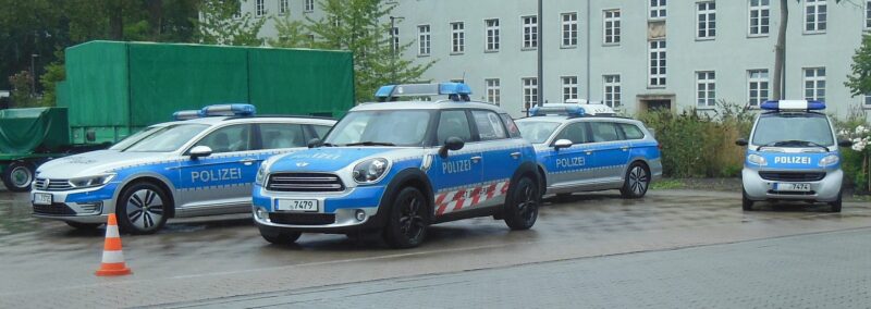 Verschiedene Streifenwagen der Polizei Bremen auf einem Hof vor einem Dienstgebäude