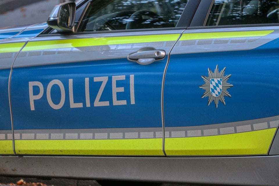 Seitenansicht eines bayerischen Polizeifahrzeugs mit dem bayerischen Polizeistern