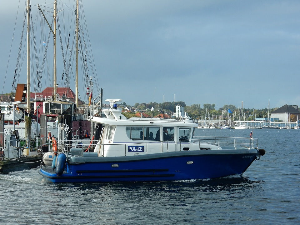 Ein Boot der Wasserschutzpolizei im Hafen als Beispiel für den Polizeidienst in Schleswig-Holstein