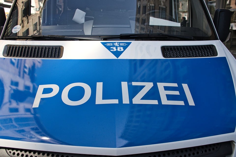 Motorhaube eines Polizeiwagens mit dem Schriftzug Polizei zur Veranschaulichung des Polizeiberufs