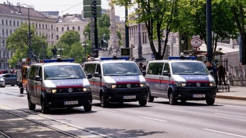 Drei Einsatzfahrzeuge der österreichischen Polizei im Straßenverkehr