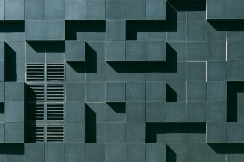 Geometrische Gebäudefassade mit dreidimensionalen Quadern zur Veranschaulichung von räumlichem Denken