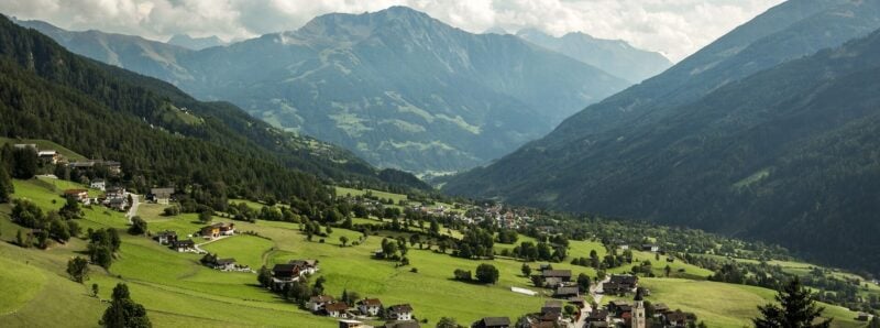 Berglandschaft in Tirol mit grünen Wiesen und Dörfern im Tal zur Veranschaulichung der Region um Absam