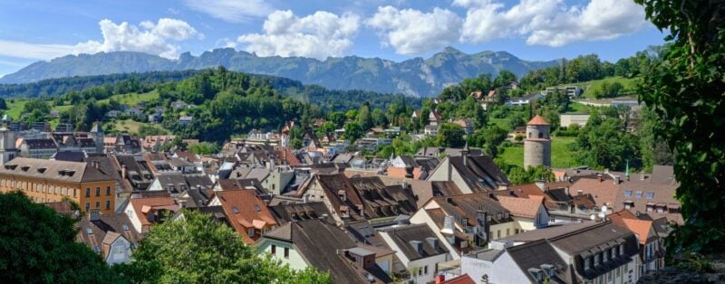 Blick über die Dächer der Altstadt von Feldkirch vor einer bergigen Kulisse