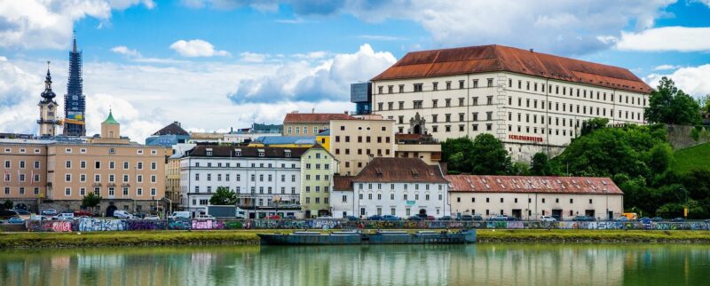 Blick auf das Linzer Schloss und die Altstadt an der Donau als Symbolbild für den Standort Linz