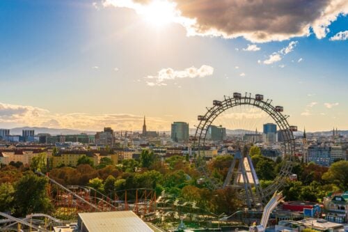 Blick über die Stadt Wien mit dem Riesenrad im Prater als Symbolbild für den Ausbildungsort