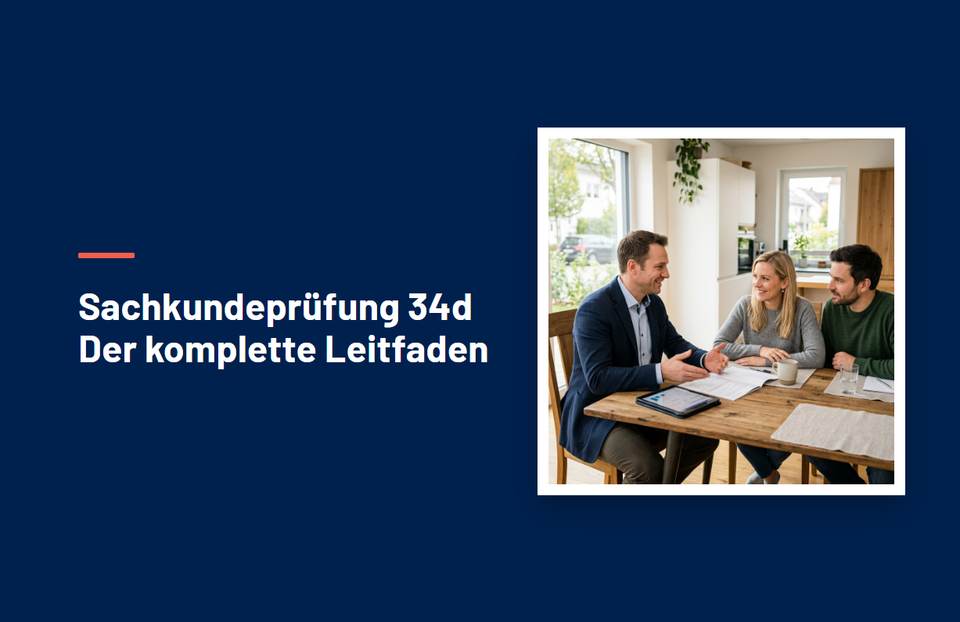 Versicherungsvermittler erklärt einem Paar am Küchentisch ein Versicherungsangebot, daneben der Schriftzug Sachkundeprüfung 34d