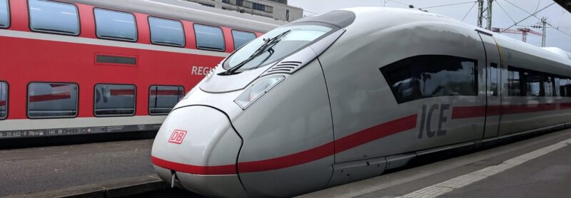 Ein ICE und ein roter Regionalzug der Deutschen Bahn am Bahnhof als Symbolbild für die Karriere bei der DB