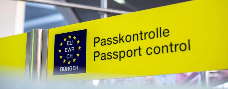 Gelbes Schild zur Passkontrolle für EU-Bürger an einer Grenze oder einem Flughafen