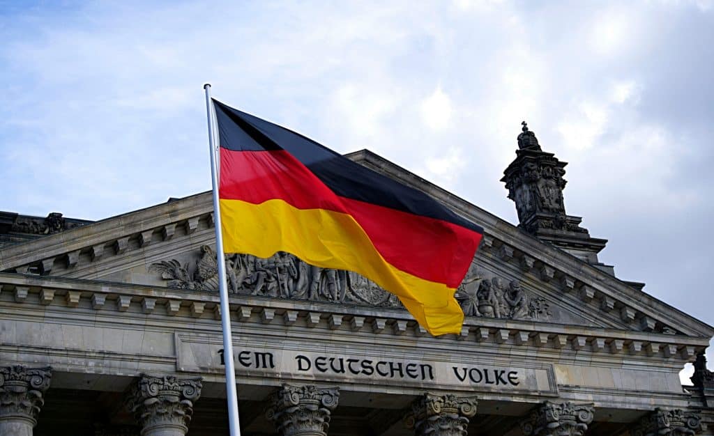 Auftrag der Bundeswehr Deutsche Flagge am Bundestag